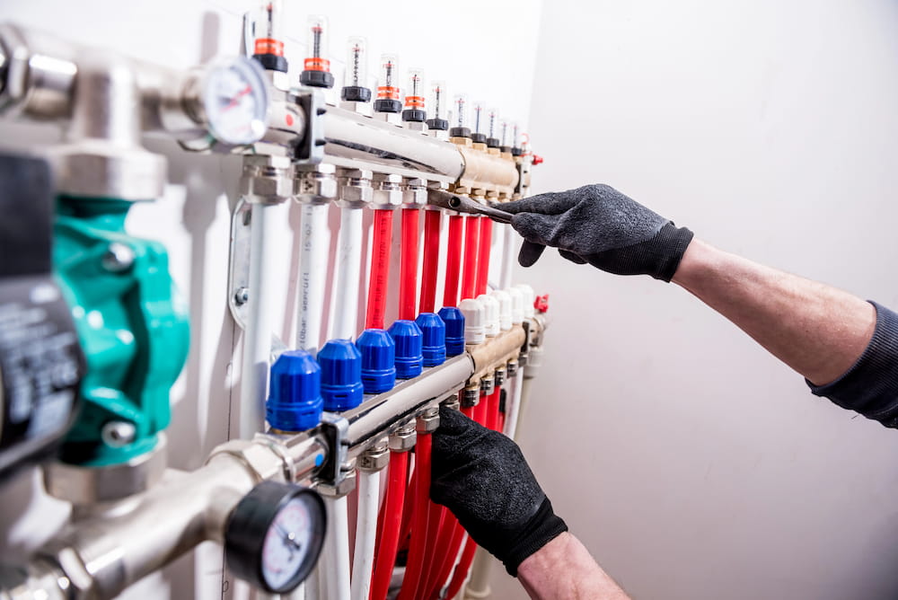 Técnico ajustando tuberías de agua